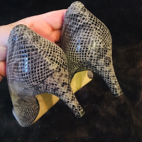 BANANA REPUBLIC Snakeskin Pumps - Picture 2 of 5